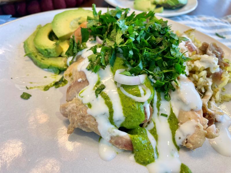 Peruvian arroz con pollo verde plate